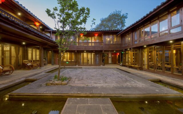 Lijiang Banxicaotang Inn