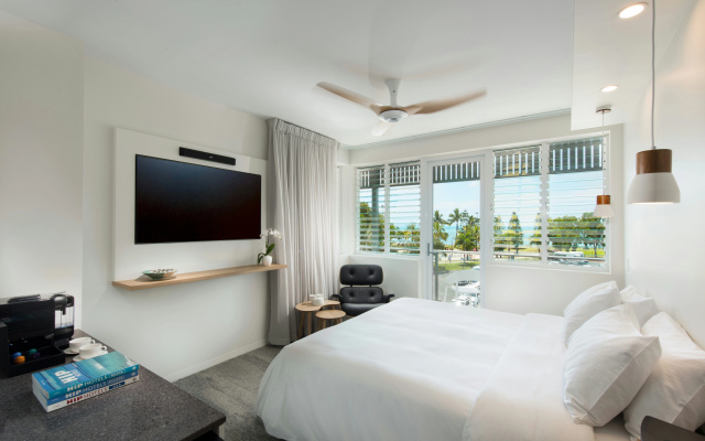 Heart Hotel and Gallery Whitsundays – Guest Rooms – Airlie Beach