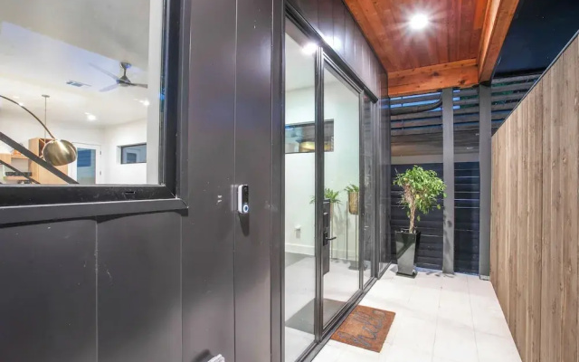 ATX South Lamar Creekside with Hot tub