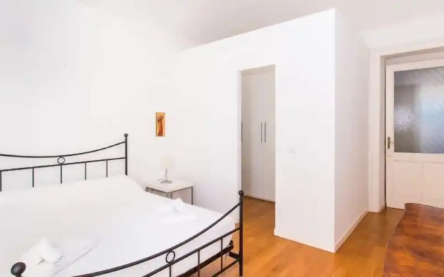 Pozzo Strada Bright Apartment - with Balconies