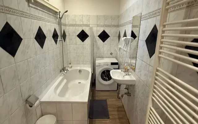 Chic 2BR Apt Steps from Westbahnhof