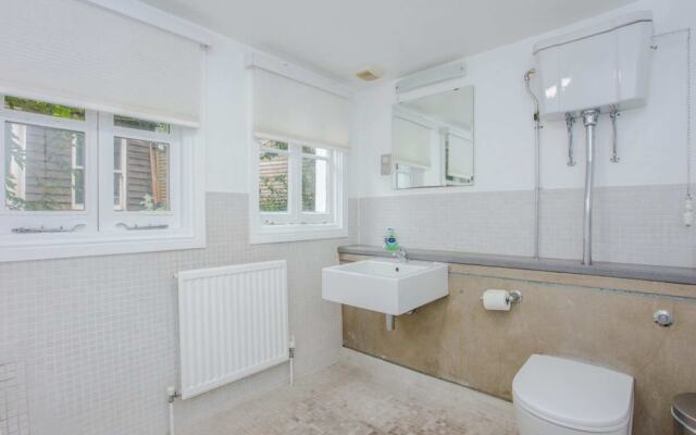 Mountgrove Road Spacious 2 Bedroom Flat