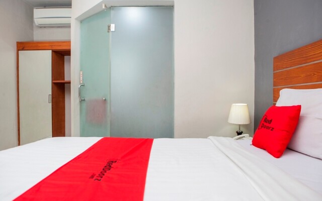 RedDoorz Plus near Asia Afrika 3