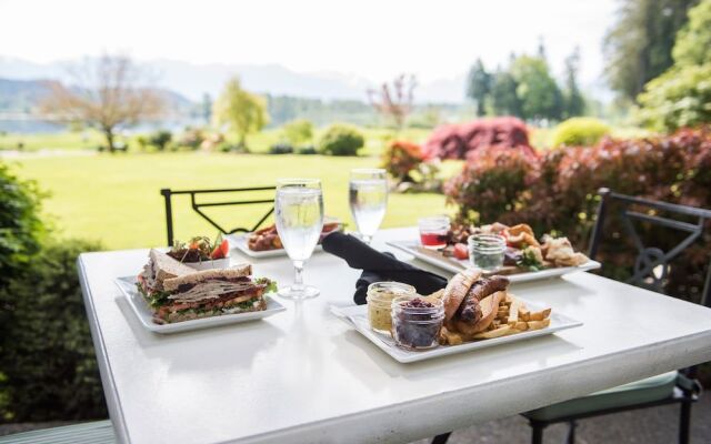 Rowena's Inn On The River
