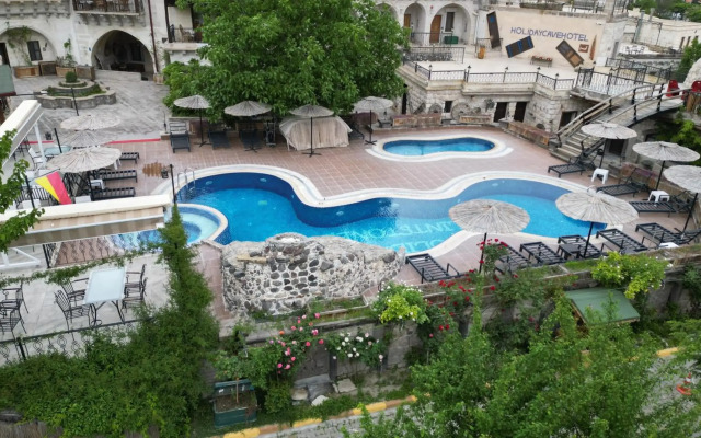 Holiday Cave Hotel