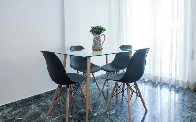 Modern 1 Bd Balcony Apt in Kato Patisia
