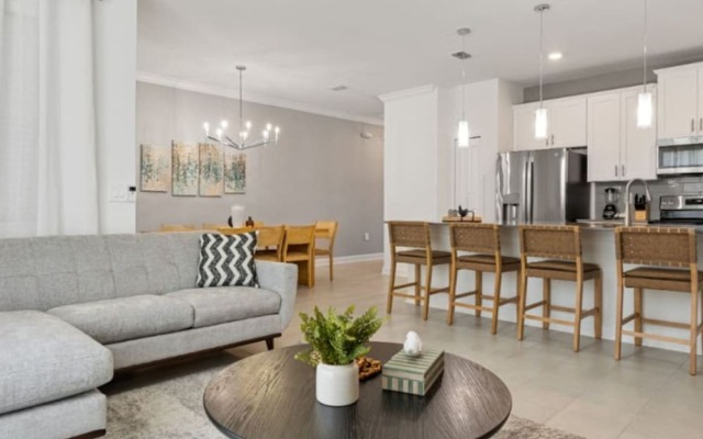 Amazing 4bdr House Storey Lake