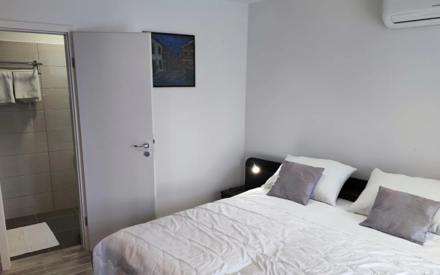 Apartment and Room Bitinada