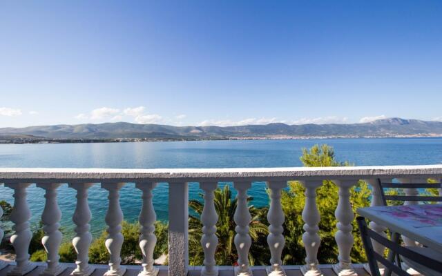 David - 20m From the Beach With Parking - A1