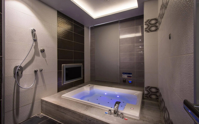 Uher Luxury Resort & Hotel
