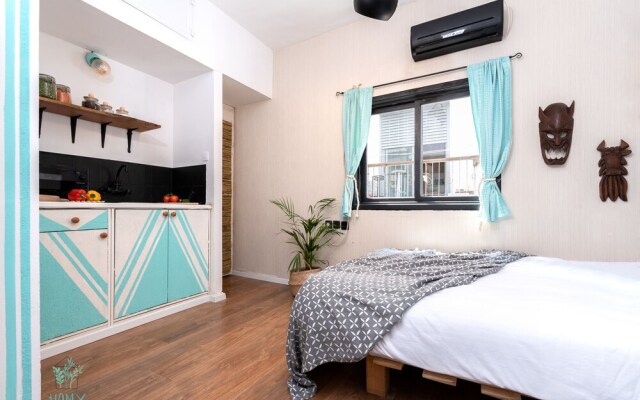 Bright & Sunny apartment by the sea