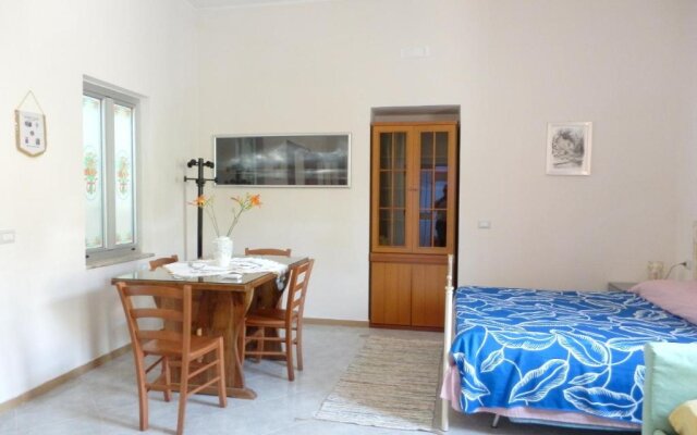 Studio in Formicola with terrace 30 km from the beach