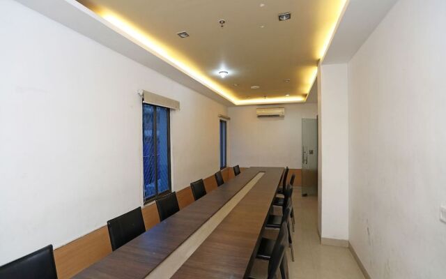 OYO 28439 Skylark Hotel