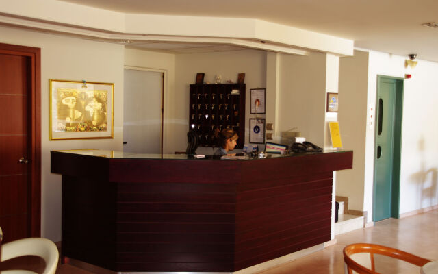 Saronis Hotel