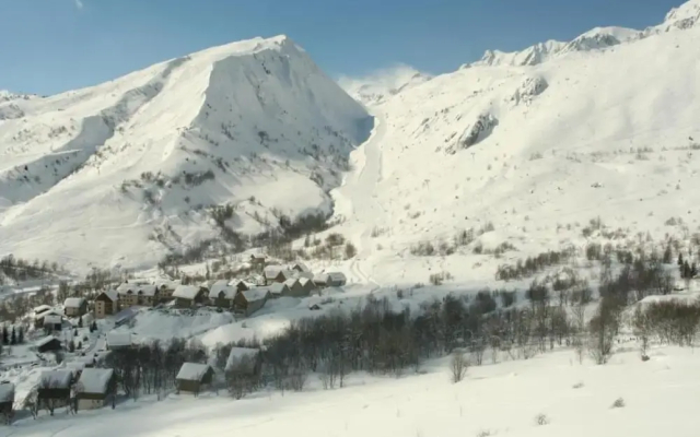 Mountain-view Apartment for 6 Guests