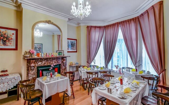 OYO Avenue House