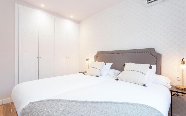 1 Bd Apartment With Balcony Perfect Location. Santa Marta II