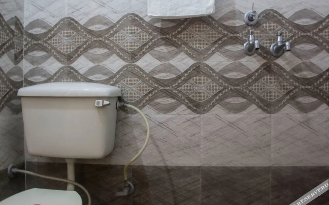 Hotel Golden Woods by OYO Rooms