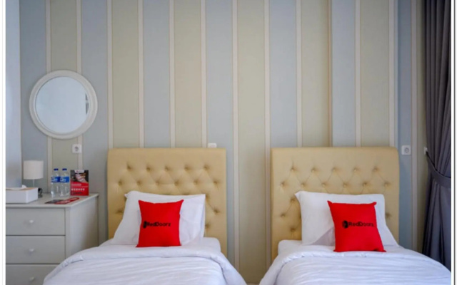 RedDoorz Plus @ Madukoro Raya Semarang – Guest Rooms – Semarang