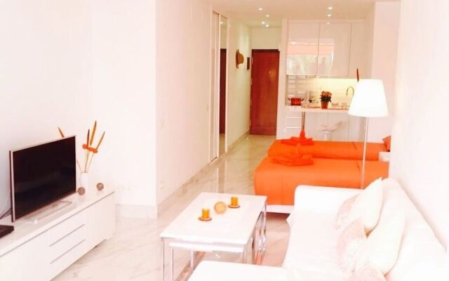 Santa Catalina Beach Flat by Canary365