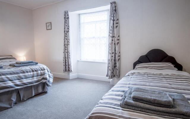 Dragons Den - 2 Bedroom Apartment - Tenby