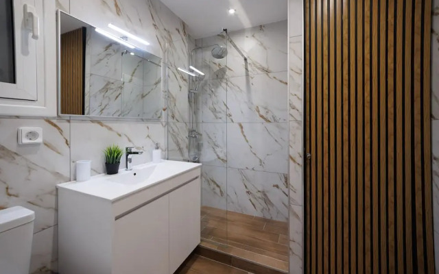 Chic & Renovated Flat Steps from Metro