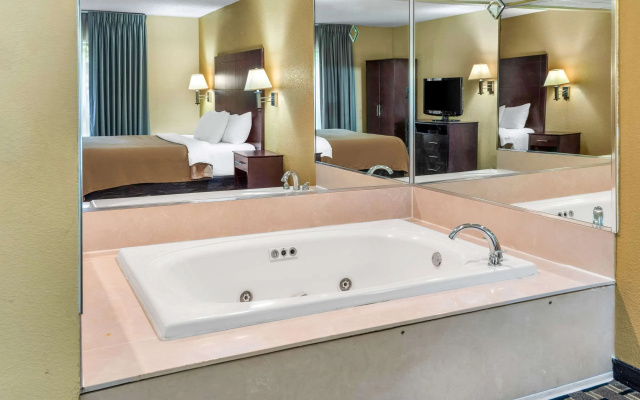 Clarion Inn & Suites Indianapolis Northwest