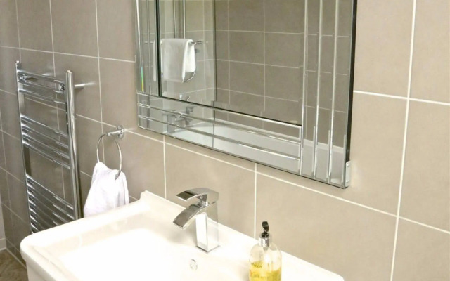 Paramount Apartments