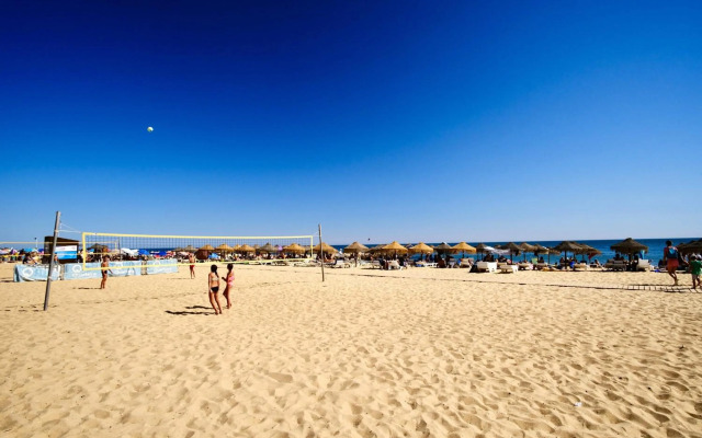 Exquisite Penthouse Apartment w Large Terrace Pool & Parking