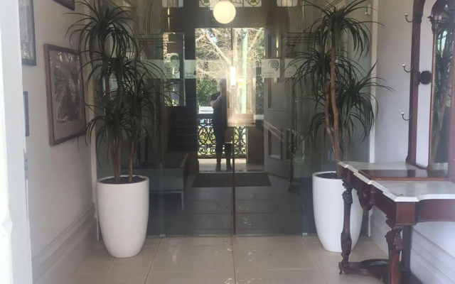 Deloraine Hotel