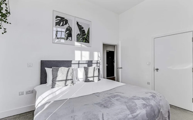 Vibrant 2-bed Flat: Acton's Best Stay!