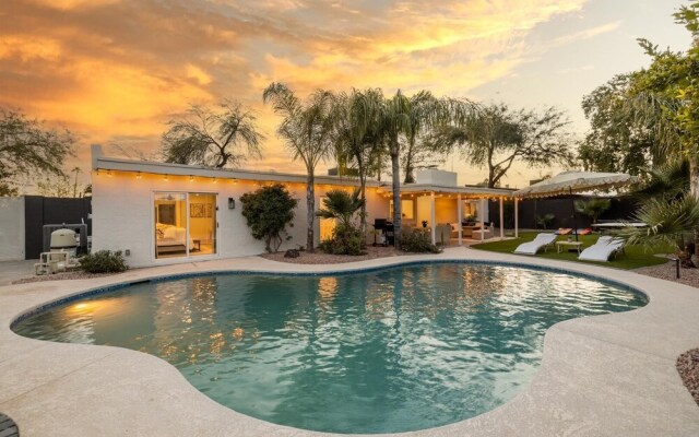 Scottsdale Dreyfus 5 Bedroom Home by RedAwning