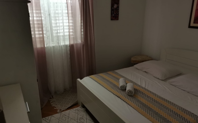 Apartment Renko - 100 m from the sea : A1 Omis, Riviera Omis