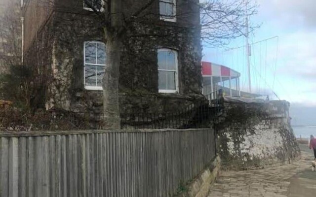 The Nautilus Cowes IOW Sleeps 4 & Private Garden