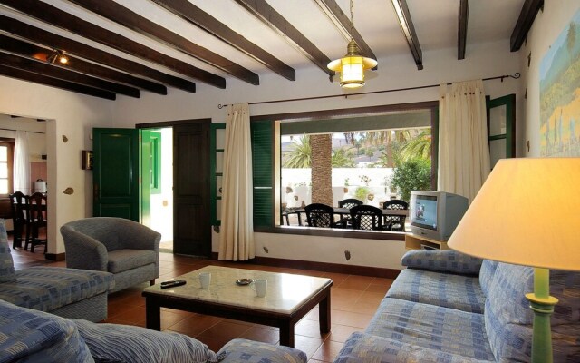 Spacious Villa in Haría With Swimming Pool