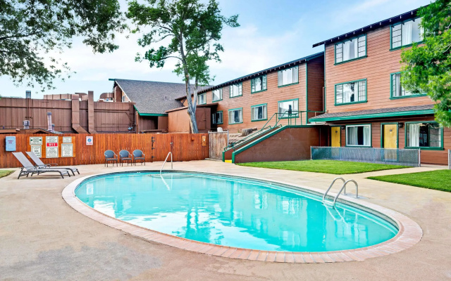 Topaz Lodge