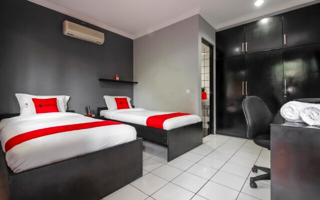 RedDoorz Plus near RS Fatmawati 2
