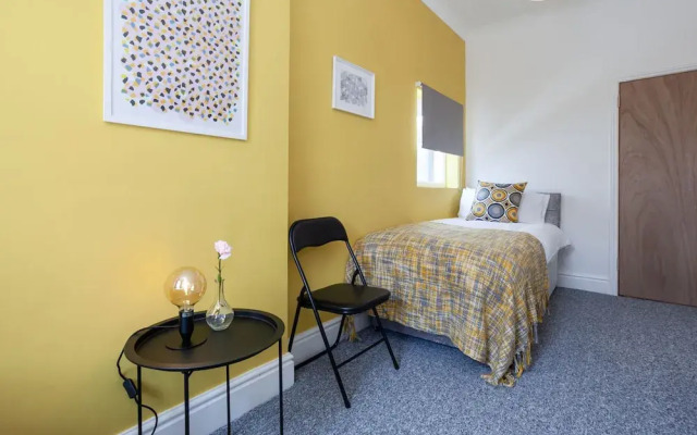 Cosy Home Near Station, Parking, Netflix, Sleeps 5