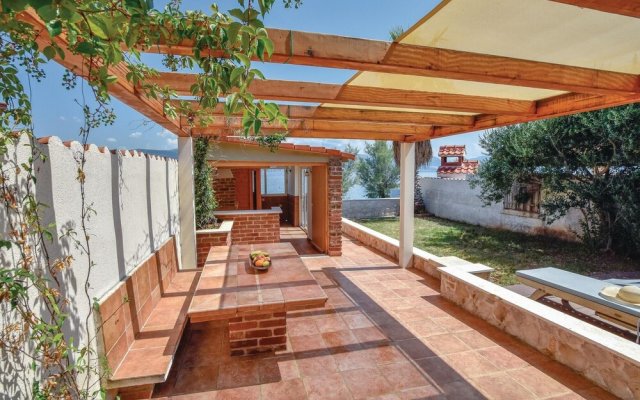 Nice Home in Slatine with Hot Tub, WiFi & 3 Bedrooms