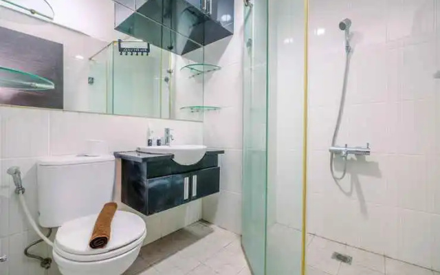 Tidy and Good Deal Studio at Tamansari Semanggi Apartment By Travelio – Bathroom – Jakarta