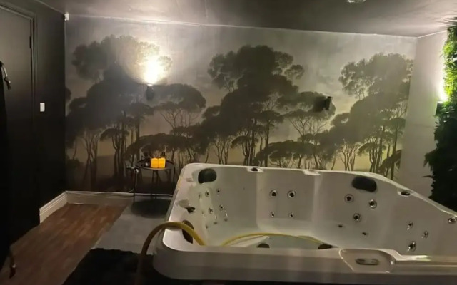 The Exclusive Jacuzzi Apartment