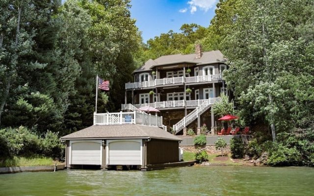 new Lakefront With Canoe, Game Room And Boat House!! 5 Bedroom Home
