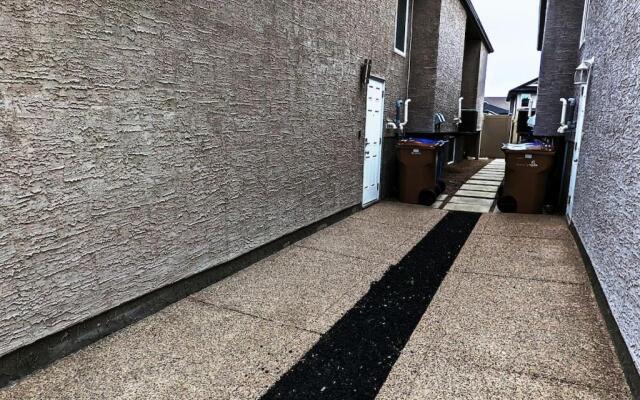 Exquisite And Modern Executive Suite With Parking