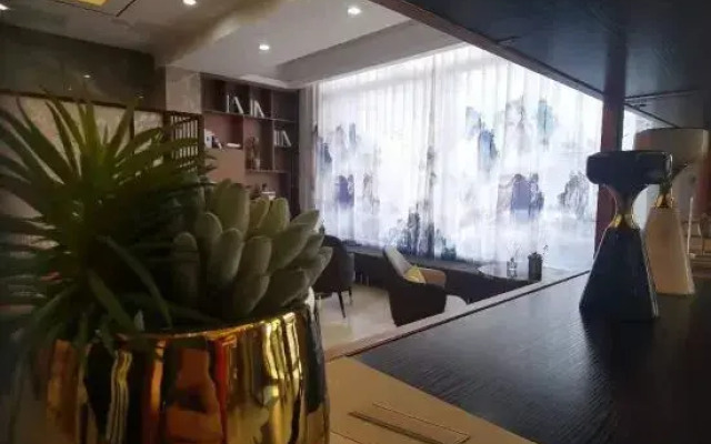 Homeinn Plus Hotel (Chifeng Gangtie Street South Railway Station)