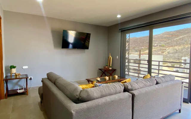 Beautiful New Condo Sea Breeze