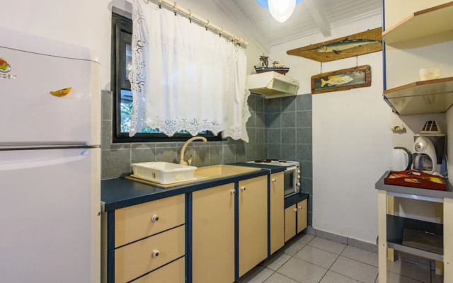 The Blue House Seaside Retreat - Fully Equipped