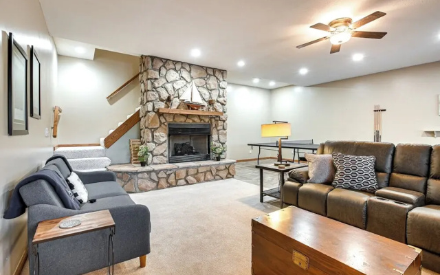 Apple Valley Home, Shared Golf Course On-site