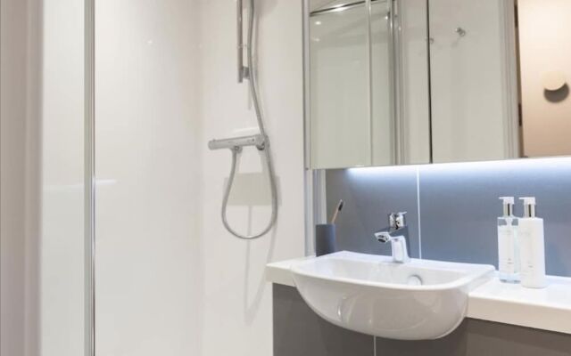 Comfortable Ensuite rooms - GUILDFORD - Campus Accommodation