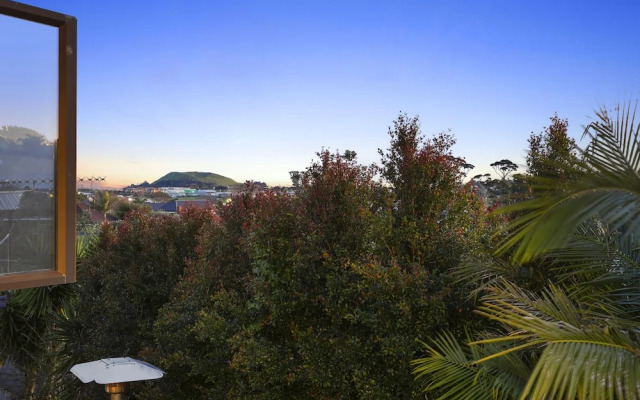 Spacious Family Home - Backyard-Mt-Views