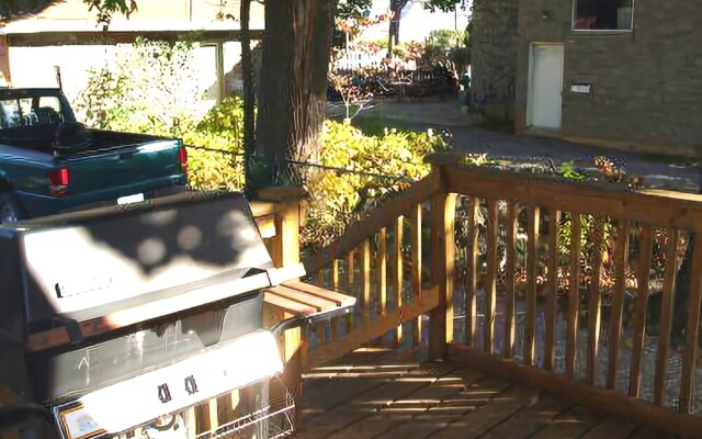 Niagara Falls Cottage Rental - Pine Tree House